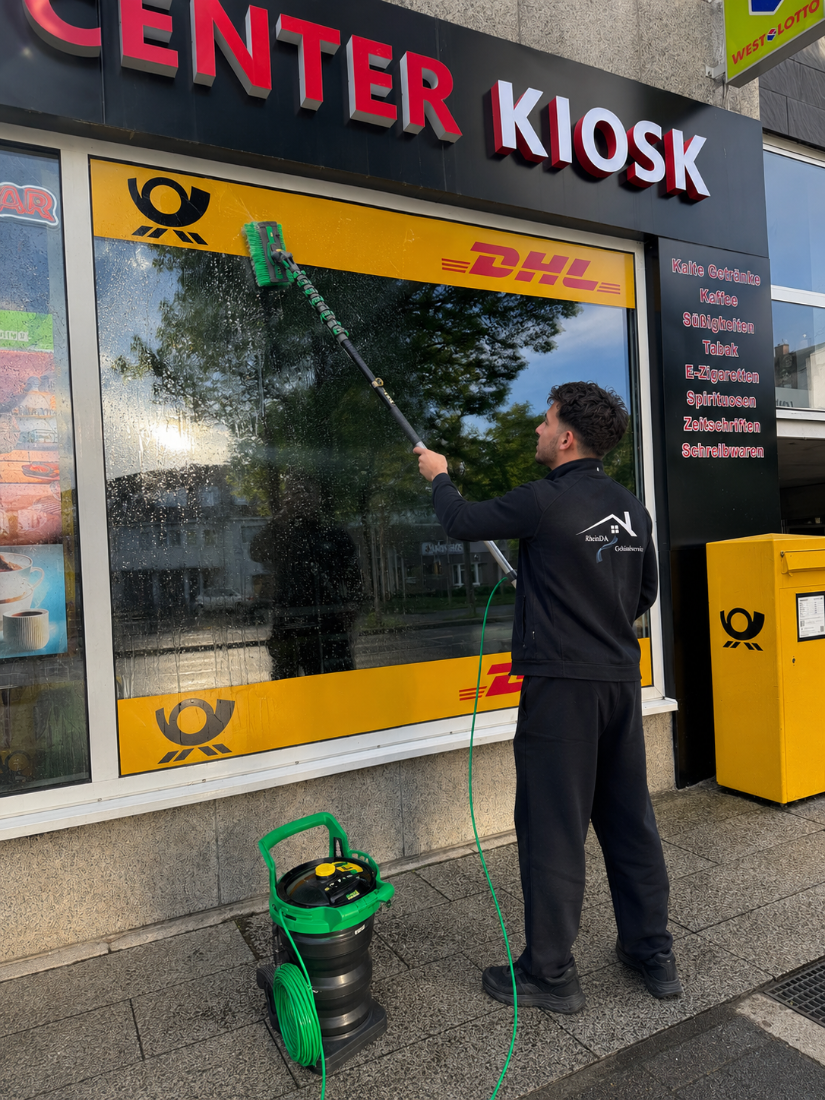 RheinDA Mitarbeiter bei der Glasreinigung